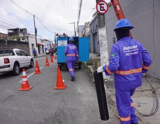 Após incêndios em postes, fios obsoletos são retirados na Rua Melo Morais