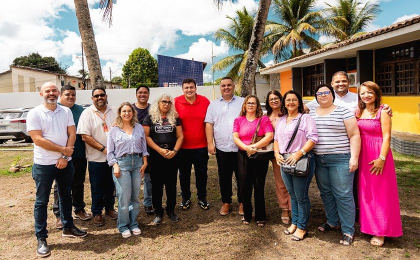Prefeito Carlos concede aumento de 6,5% no piso salarial para servidores da educação de Rio Largo