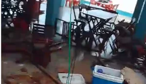 Ventania arranca telhado de restaurante, derruba poste e coqueiro em duas cidades de AL