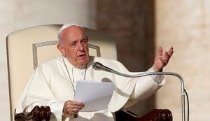 Papa Francisco diz que igreja está atrasada e pede reformas