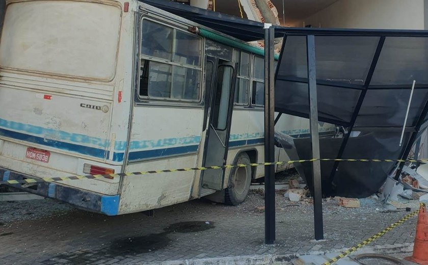 Vídeo: ônibus colide com galeria em Maragogi e jovem de 23 anos morre no local