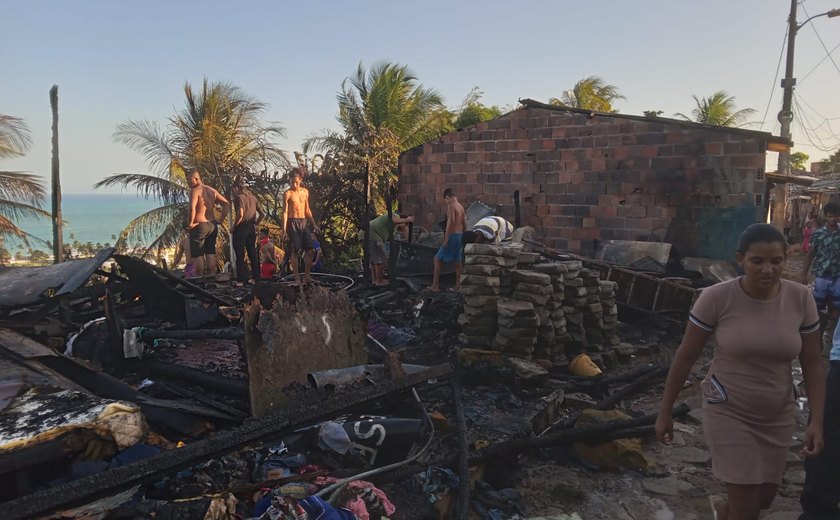 Incêndio destrói duas casas na Vila Emater