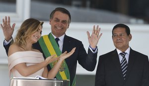 Michelle Bolsonaro quebra protocolo e discursa em libras no Parlatório