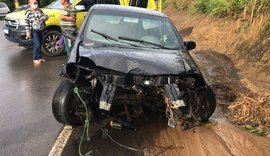 Motorista perde controle, bate em barranco e motor do carro cai solto na pista