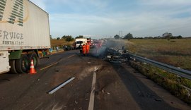 Acidente entre Corolla e moto Yamaha causa explosão e dois homens morrem na BR-316