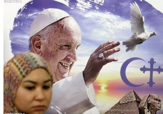 Papa Francisco rejeita 'extremismo' em missa com minoria católica egípcia