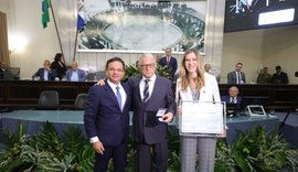 Téo Vilela recebe comenda Tavares Bastos em solenidade marcada por homenagens e resgate histórico