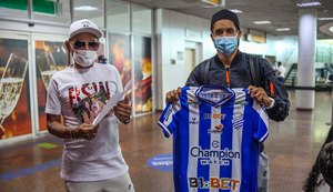 Alagoano Pedrinho chega a Maceió e recebe carta de boas-vindas do CSA