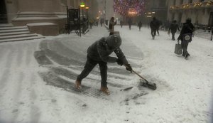 Forte tempestade de neve atinge nordeste dos EUA e interrompe viagens