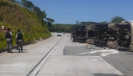 Após tombamento de carreta, motorista morre em Messias