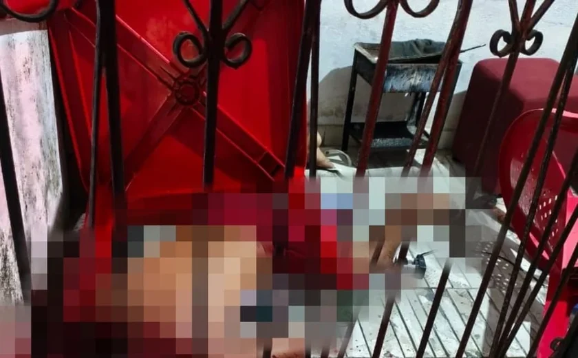 Homem é assassinado de forma brutal com arma branca, garrafa quebrada e martelo