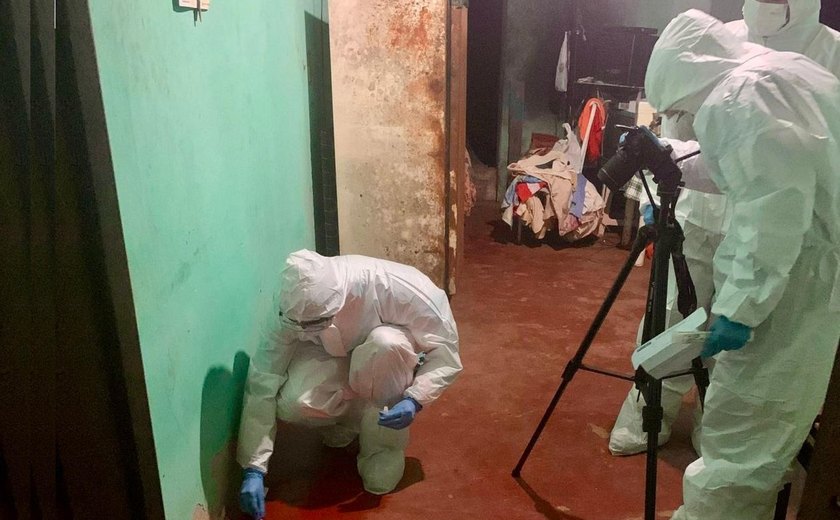 Perita criminal usa reagente químico para identificar manchas de sangue em local de homicídio