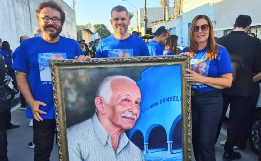 Ex-alunos do CBC fazem homenagem ao professor Moacir no desfile de aniversário de Arapiraca