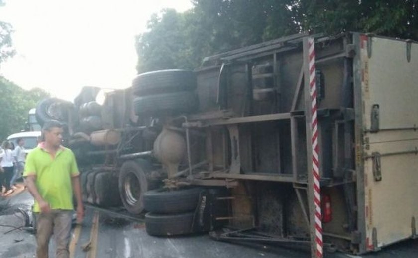 Acidente entre caminhão e dois carros deixa um morto e feridos em Satuba