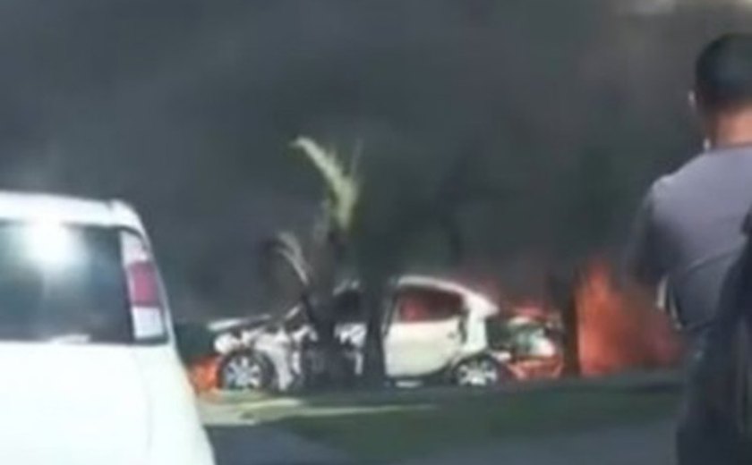 Carro pega fogo dentro do Porto de Maceió