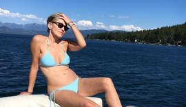 Aos 59 anos, Sharon Stone posa de biquíni em passeio de barco