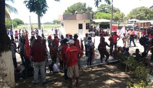Integrantes dos movimentos sociais do campo FNL ocupam Porto de Maceió