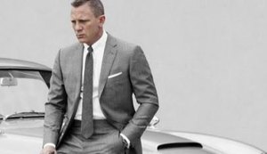 Ator de 007 leiloa tradicional Aston Martin do personagem para caridade
