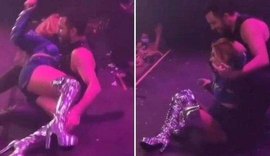 Ao vivo! Em show, Joelma erra passo de dança e leva tombo em cima do palco