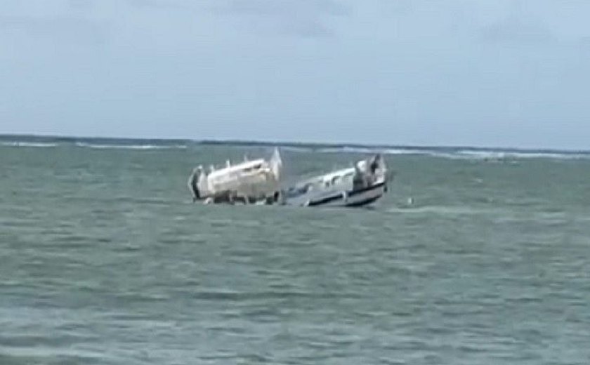 Grupo de pessoas usa barco de pesca e resgata catamarã que estava afundando na Ponta Verde