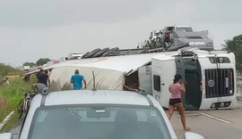 Carreta tomba na BR-101 em Junqueiro e interdita rodovia nesta segunda -feira (15)
