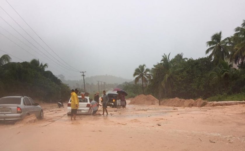 Cratera se forma na AL-465 Norte, em Japaratinga, devido às chuvas