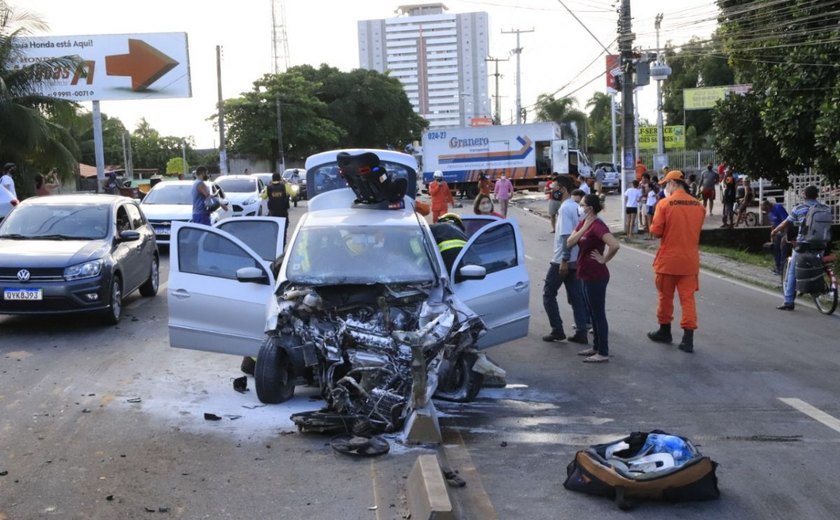 Acidente envolvendo cinco veículos deixa feridos e trânsito parado na Menino Marcelo