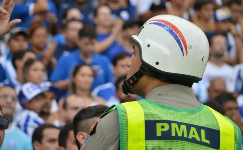 PM apreende três porretes dentro de veículo com torcedores do CRB
