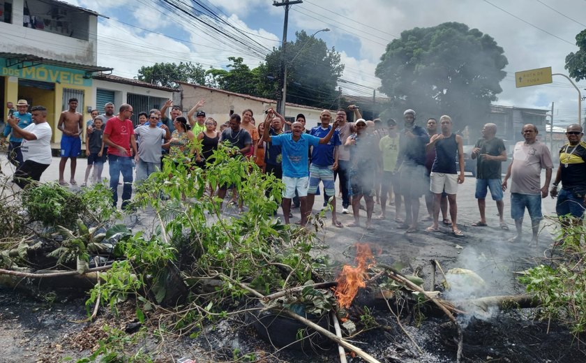 Moradores da Ladeira do Calmon protestam contra falta de água e energia