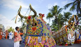 Natal dos Folguedos reuniu artistas em cortejo pela orla de Maceió