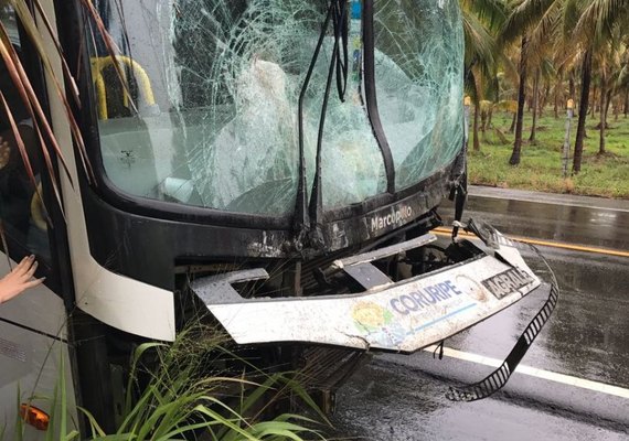 Ônibus que transportava estudantes perde o controle na AL - 101 Sul