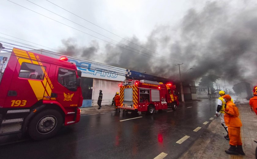 Bombeiros controlam incêndio em oficina mecânica no Poço