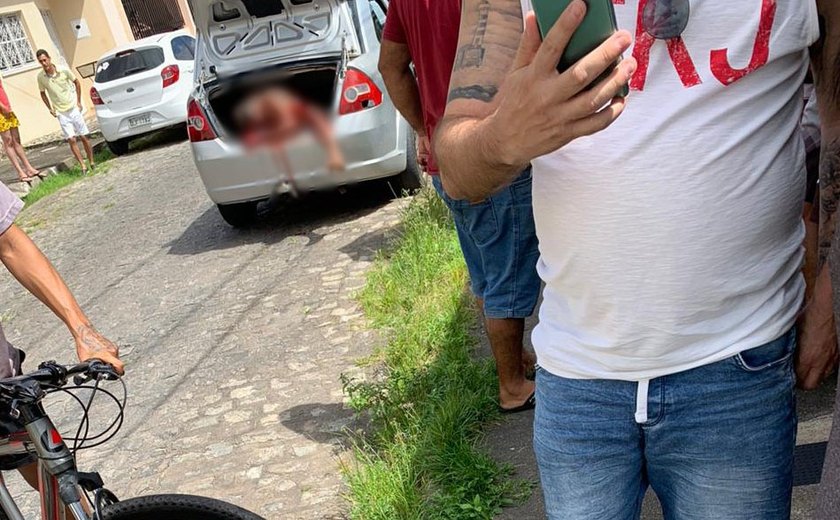 Homem é sequestrado, baleado e deixado em porta-malas de carro