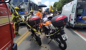 Motociclista que ficou imprensado com a esposa em acidente envolvendo caminhão guindaste e ônibus teve braço amputado