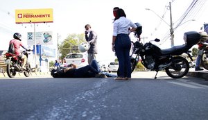 Motociclista derrapa após passar em óleo diesel derramado em avenida