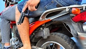 Servente de pedreiro é morto na frente da família na parte alta de Maceió