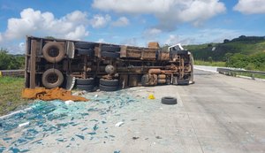 Carreta toma e deixa motorista gravemente ferido