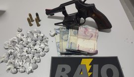 PM apreende duas armas de fogo e drogas em ações na capital
