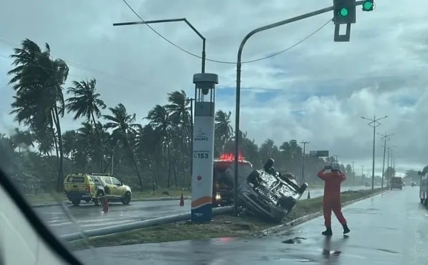 Condutor capota carro após colisão com muro no Pontal da Barra