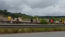 Caminhão tomba na BR-101 e carga é saqueada