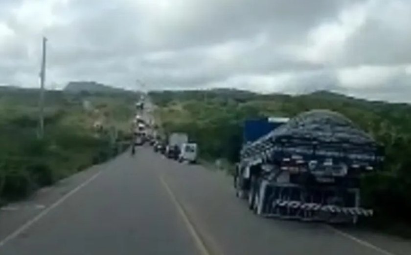 Duas pessoas ficam feridas em acidente entre caçamba e carro em Delmiro Gouveia