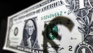 Dólar termina praticamente estável ante real à espera de Fed