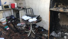 Residência no Feitosa fica destruída após incêndio