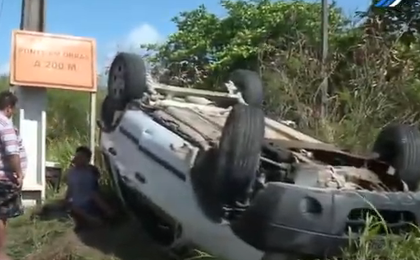 Motorista fica ferido após capotar veículo próximo à ponte Divaldo Suruagy