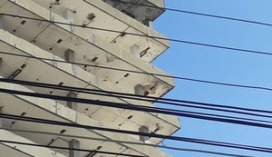 Homem sobe na cobertura do Edifício Palmares e ameaça cometer suicídio