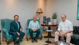 Governador em exercício recebe senador Renan Calheiros e Luciano Barbosa