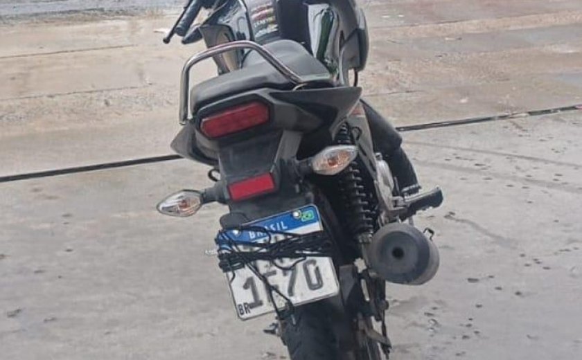 Condutor inabilitado é abordado pelo DMTT após tentativa de ocultar placa na Fernandes Lima