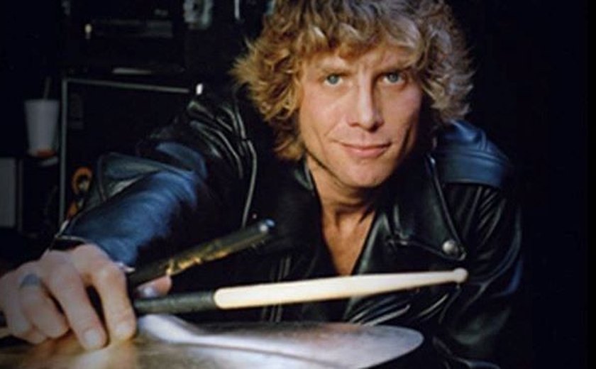 Steven Adler, ex-baterista do Guns N’ Roses dá facada no próprio estômago