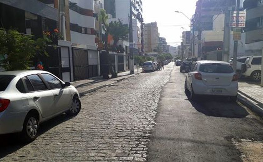Casal efetua recapeamento de via da Ponta Verde após conclusão de obra