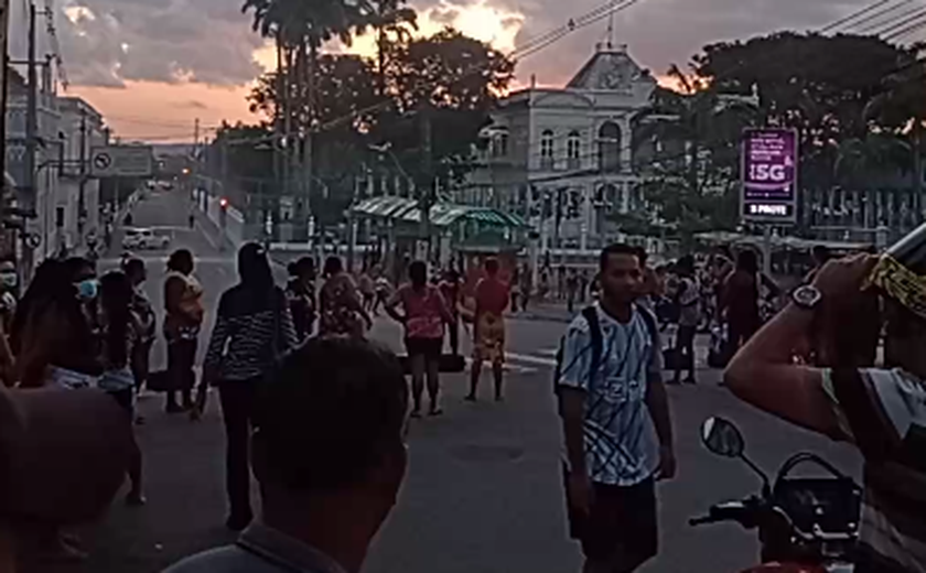 Protesto por auxílio-chuva congestiona o trânsito no Centro de Maceió